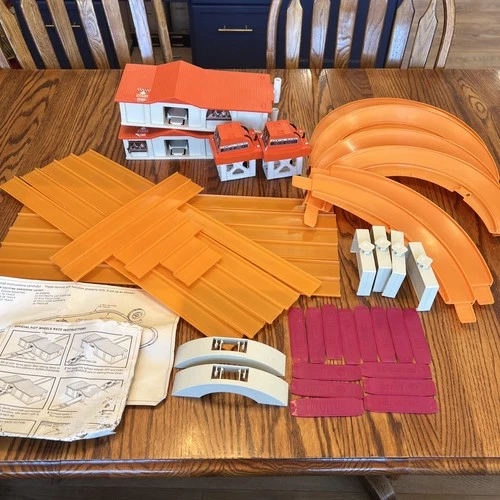 Hot Wheels 1968 Mattel Super Charger Rally and Freeway Set