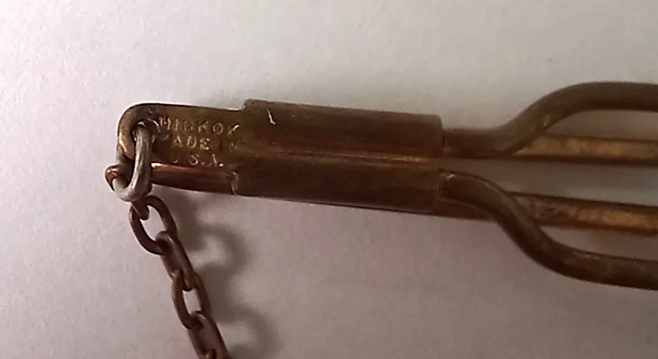 Clip de cierre de barra de corbata Hickok vintage con cadena tono latón grabado en diagonal Foto 4 de 4