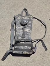 US ARMY MOLLE II HYDRATION SYSTEM CARRIER ACU CAMELBACK HYDRAMAX W BLADDER VG