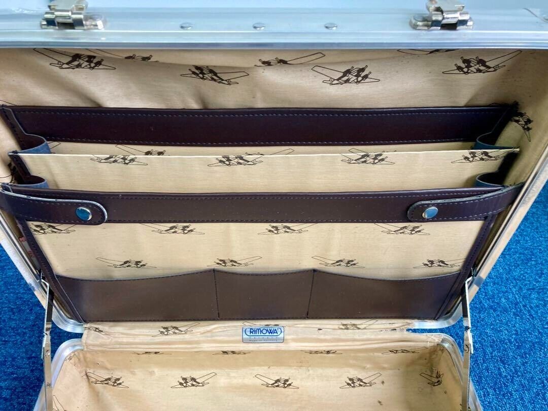 RIMOWA Classic Flight Blue Logo Attache Case Carry-on Silver RIMOWA Classic Flight Blue Logo Attache Case Carry-on Silver