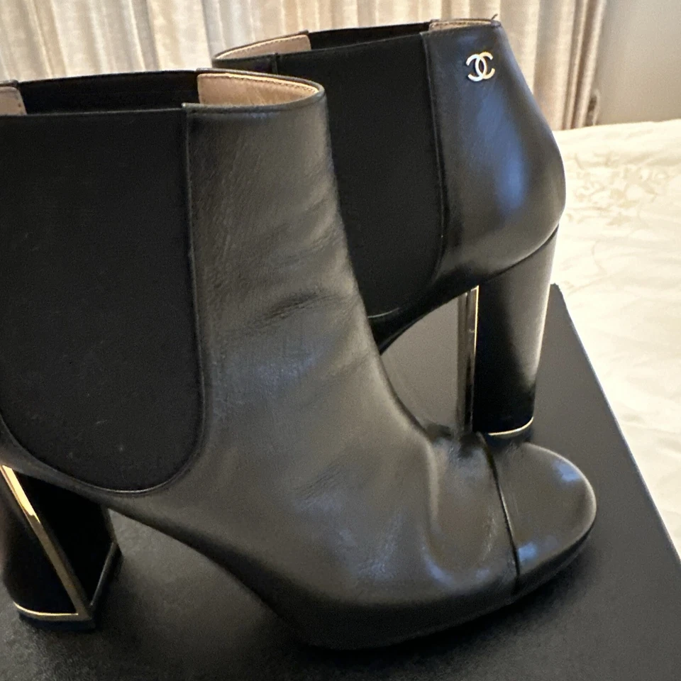 Botines Chanel CC Logo Cuero Negro Tacón al Tobillo Talla 38 Excelente Estado⭐️ Foto 2 de 4