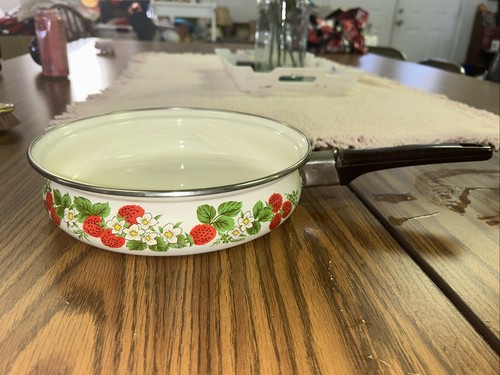 Vintage Enamel 9.5” Frying Pan White With Strawberries No Lid Farmhouse Taiwan - Picture 2 of 13