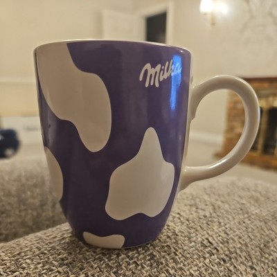 Milka deutsche Schokolade Kaffeebecher lila und weiße Rindshellflecken