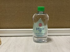 Johnson's Baby Oil Aloe Vera and Vitamin E Oil 20 fl. oz 591 ml NEW