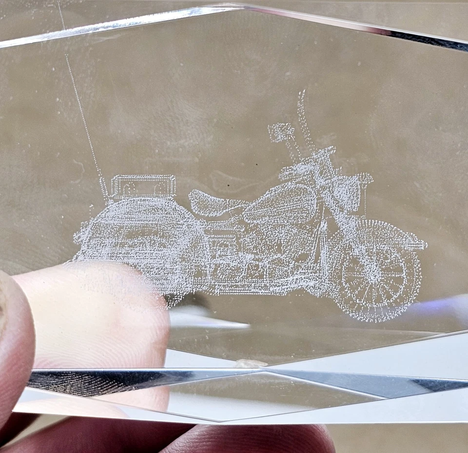 Pisapapeles de recuerdo grabado para motocicleta de cristal láser 3D escritorio de vidrio 3" x 2" Foto 3 de 4