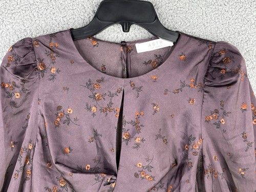 ASTR The Label Bluse Damen M Pflaume Blumen Bindeband Frontärmel Seitenreißverschluss - Bild 4 von 9