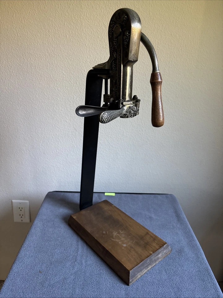 Antiguo tapón de botellas de hierro fundido PAT PEND banco corcho decoración de bar vintage Foto 3 de 4