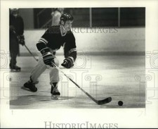 1991 Press Photo Cortland State University hockey player Dan Roman at practice