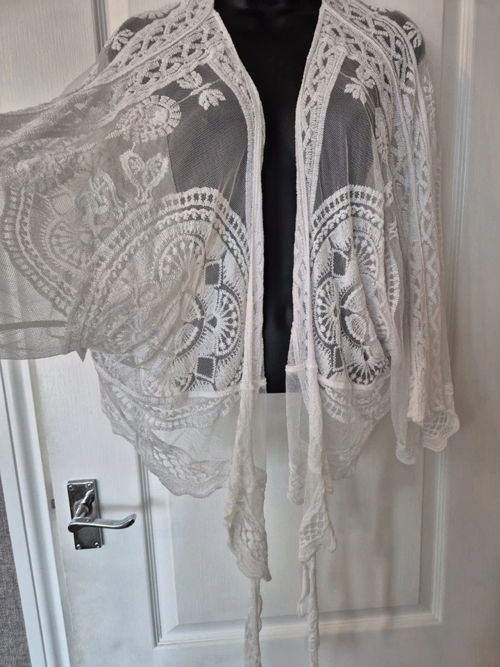 Stunning White Floral Embroided Lightweight Tie Front Shrug Size 16/18 - Image 2 of 3
