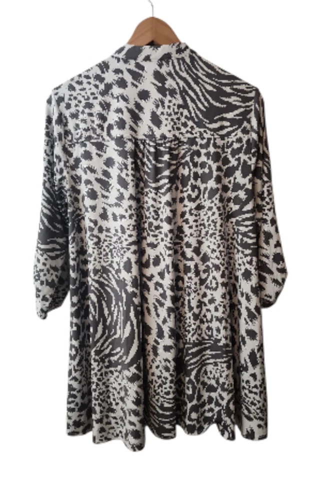 Blusa túnica BCBG MAXAZRIA para mujer grande gris marfil estampado animal frente a presión Foto 3 de 4