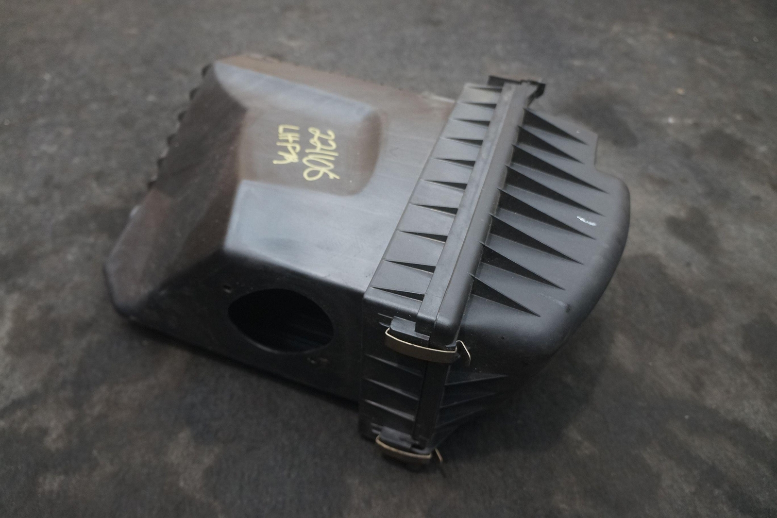 Left Air Cleaner Filter Box Assembly OEM Rolls Royce Phantom 2004