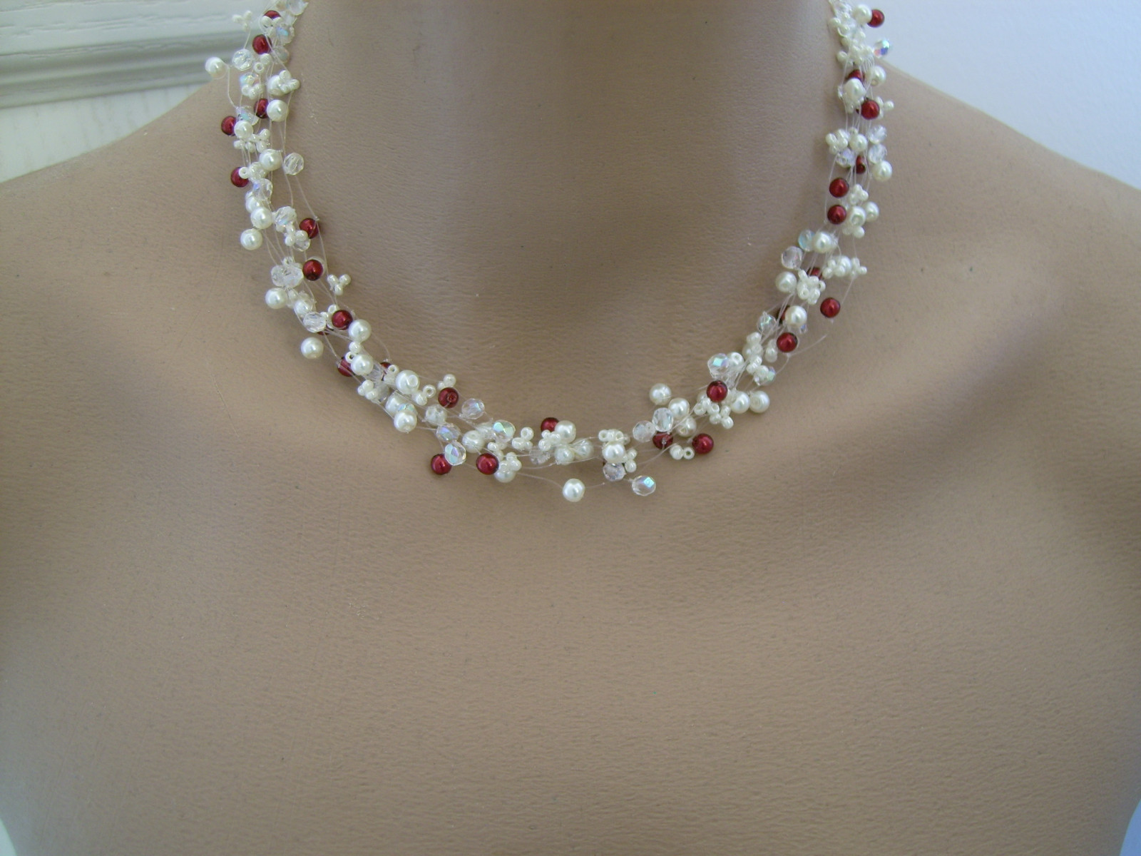 Collier robe de mariée perle et cristal bordeaux pour sublimer votre décolleté