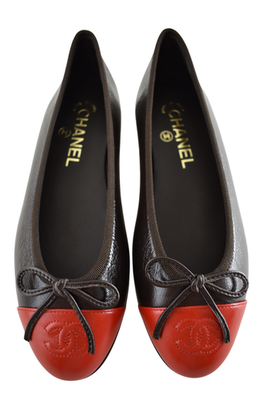 CHANEL フラットシューズ レッド/ブラック Chanel 26S Dark Brown Red Leather CC Logo Cap Classic Ballet