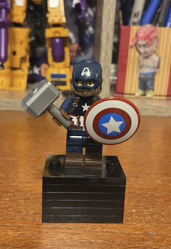 Minifigura personalizada Capitán América con Thor Hammer