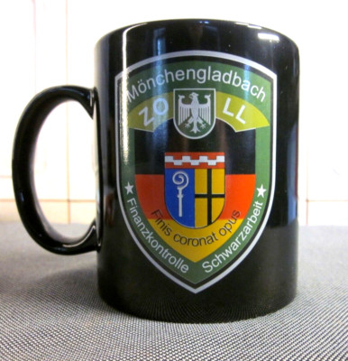 Alter Keramik Becher. '' Mönchengladbach Zoll '' Finis coronat opus '' 9,5 cm hoch