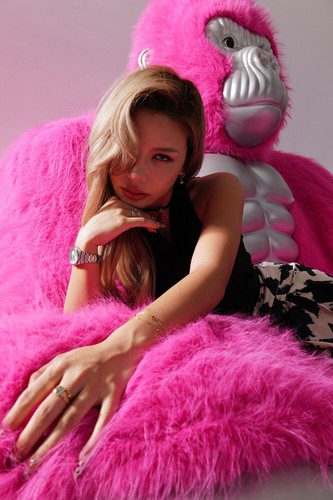 Gorilla Inflatable Luxury Sofa Furry Furniture for Lounging, Gaming, Movie Night - Picture 69 of 69