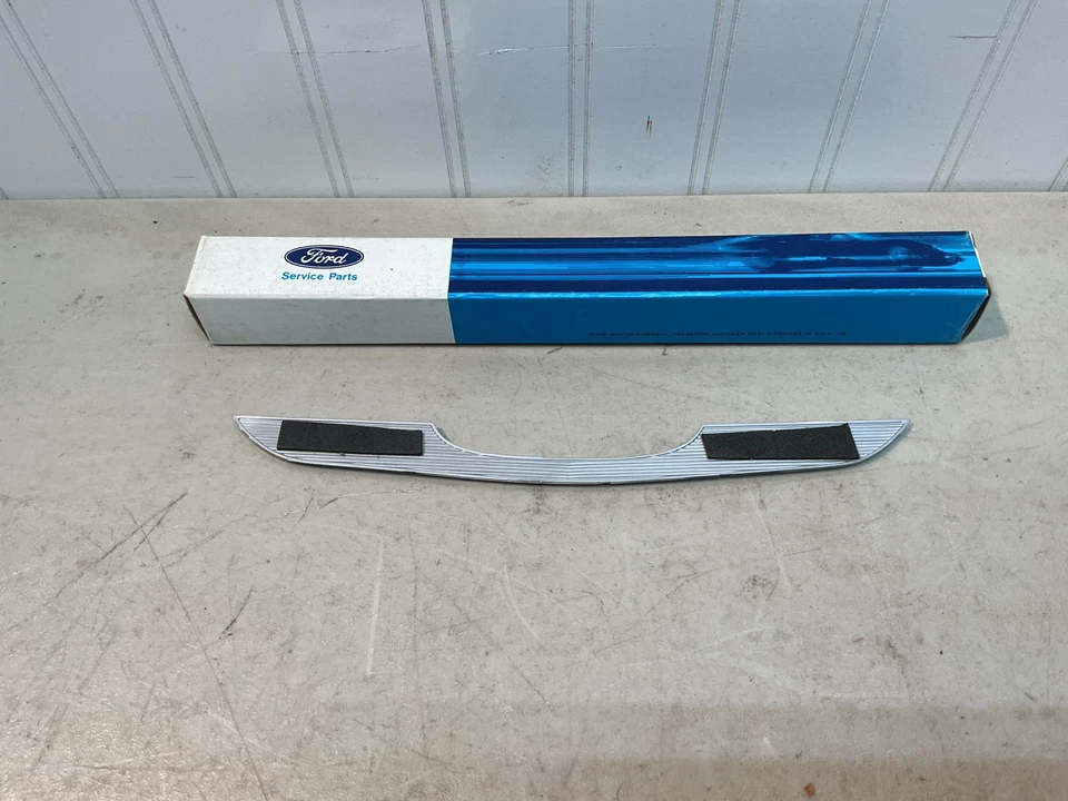Nuevo de Lote Antiguo 1961 1962 1963 Ford Thunderbird maletero adorno inserto... nuevo OEM Foto 4 de 4
