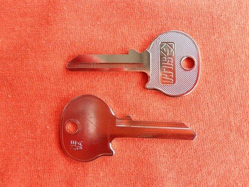 2 FERRARI IGNITION KEY BLANKS 308 328 275 330 365 DINO BB 246 208 GTS GTB GT4