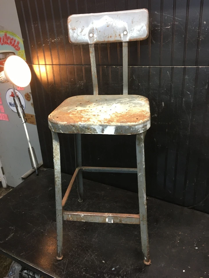Taburete industrial vintage de metal con respaldo gris 36 pulgadas de alto Foto 2 de 4