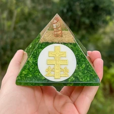 Pyramid with Green Peridot Quartz and Caravaca Cross Decal – Healing Protection