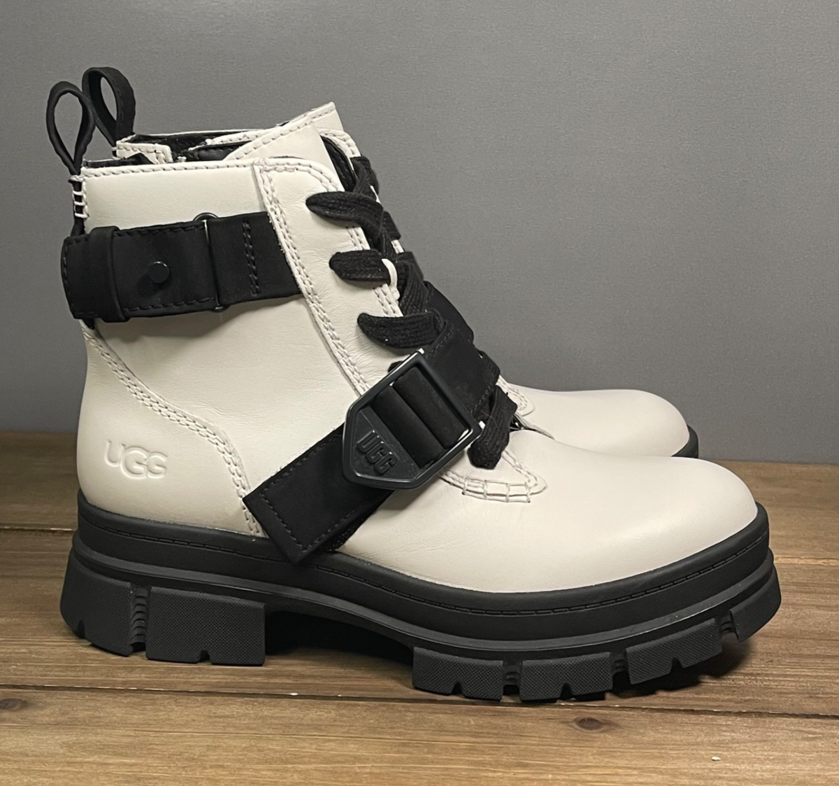 Ugg Women's Ashton Lace Up Boots Size White Leather Black Zip Chunky Lug