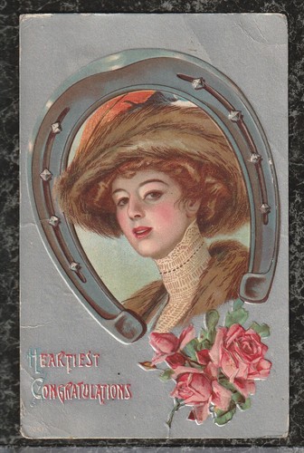 1909 geprägte versilberte Geburtstagspostkarte Frau im Pelz im Hufeisen Chalmers IN - Bild 1 von 2