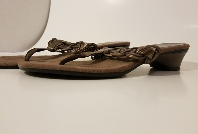 Bandolino 8M Flip Flop Heels 1.5