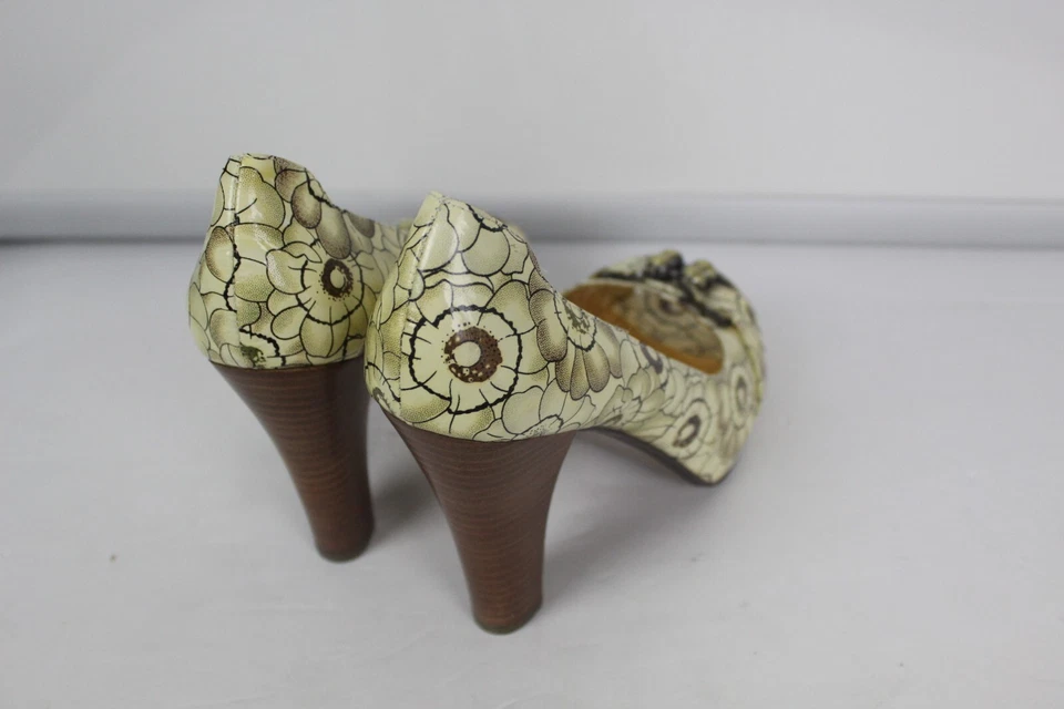 Zapatos Naughty Monkey Tacones Florales con Hebilla Decorativa Cuero Talla 8 Foto 3 de 3