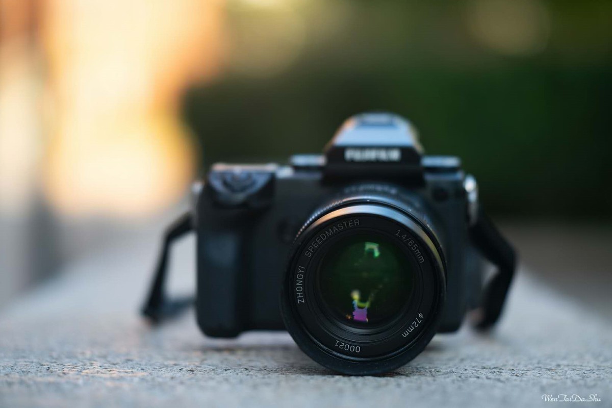Mitakon Zhongyi Speedmaster 65mm F1.4 Lens Fuji GFX Medium