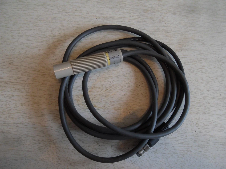 Omron E2K-X8MF1 Proximity Sensor - Image 2 of 4