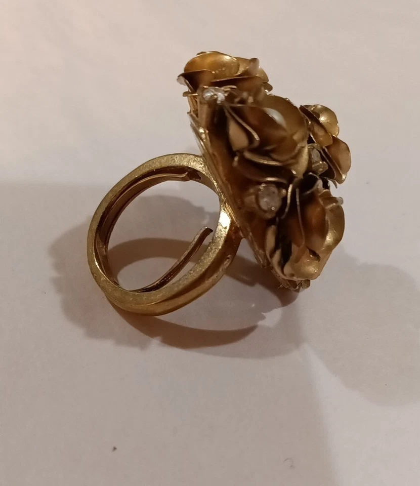 Anillo de cóctel con ramo de rosas Juicy Couture tono dorado imitación perla estrás  Foto 3 de 4