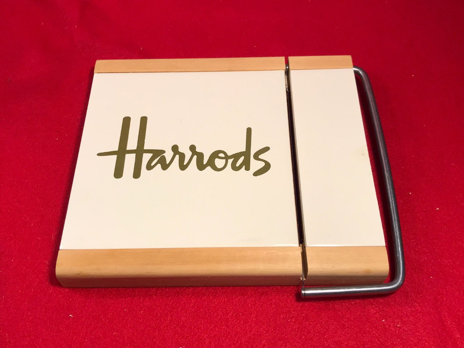 Harrods Cheese Slicer - L'Idea Regalo Esclusiva per Veri Gourmet