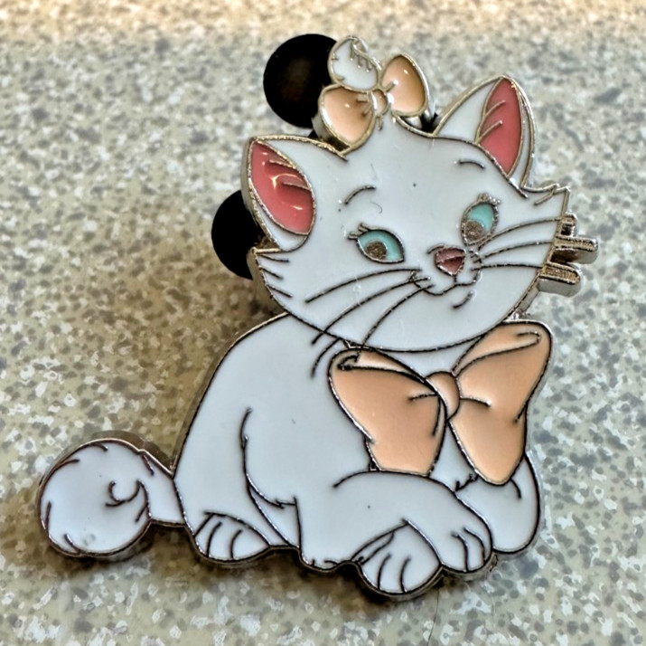 DISNEY PIN MARIE FROM CATS BOOSTER SET ARISTOCATS LAYING DOWN WITH CROSSED PAWS
