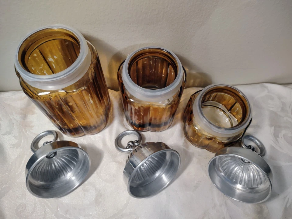 Juego de 3 botes de vidrio acanalado color ámbar con tapas de estaño Foto 2 de 3