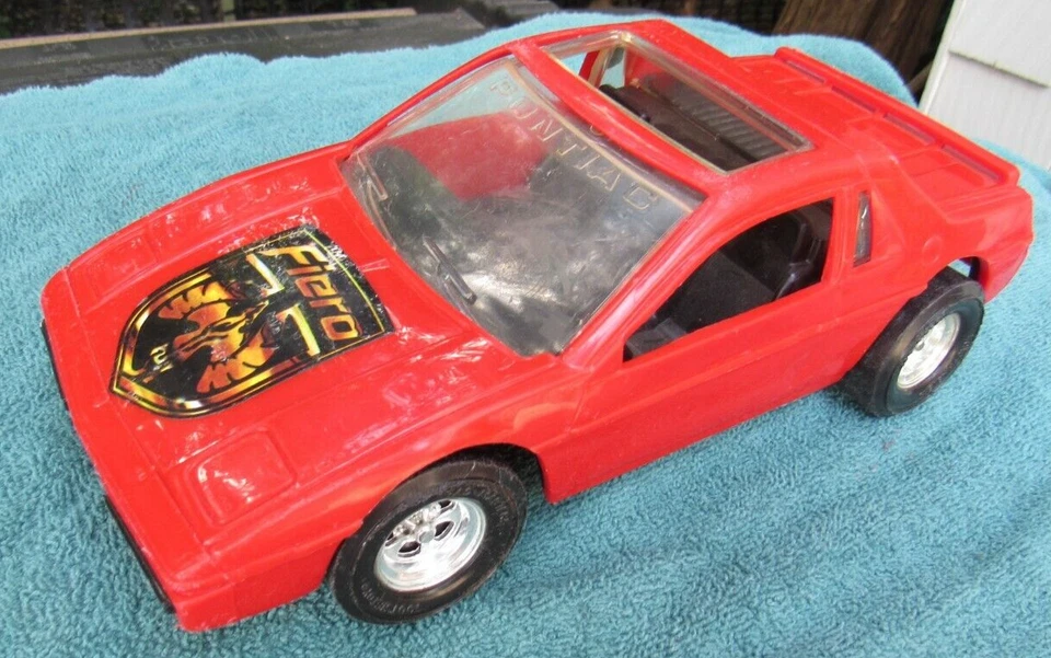 Lote de 2 coches de juguete de plástico vintage Pontiac Fiero Tootsietoy EE. UU. rojo rosa Ferrari # 40 Foto 3 de 4