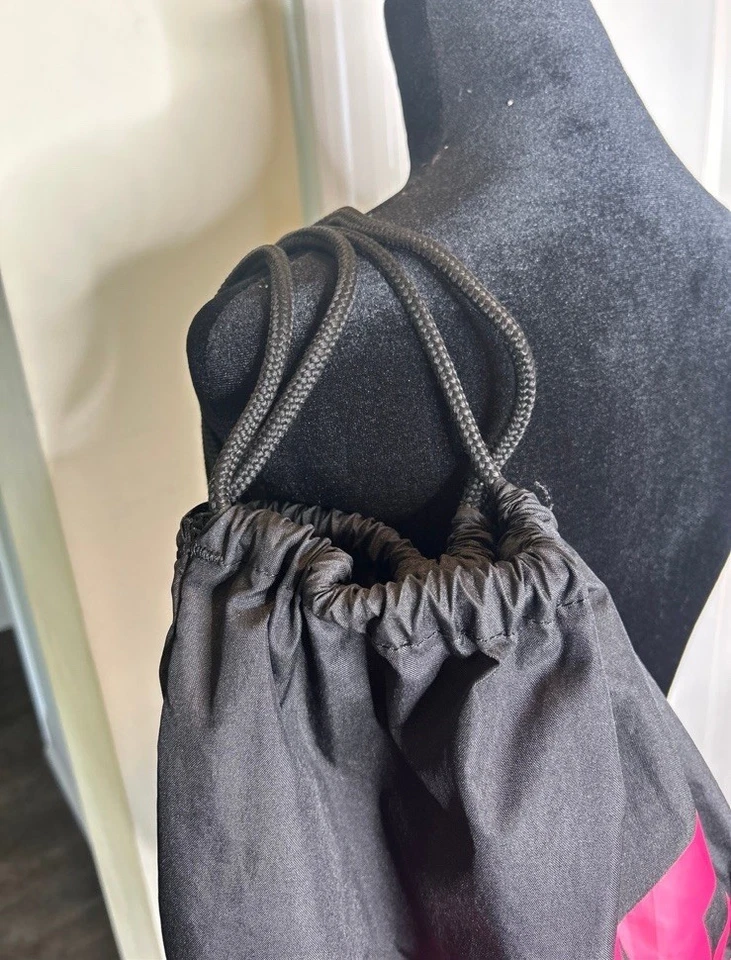 Nike Black & Hot 粉色 抽绳包/背包 健身房背包 — 第 2/3 张图片