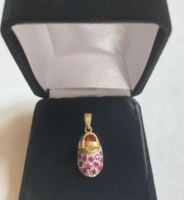 14 Karat Gelbgold 0,55 Karat Rd Rubin Baby Schuh Charm Anhänger NEU