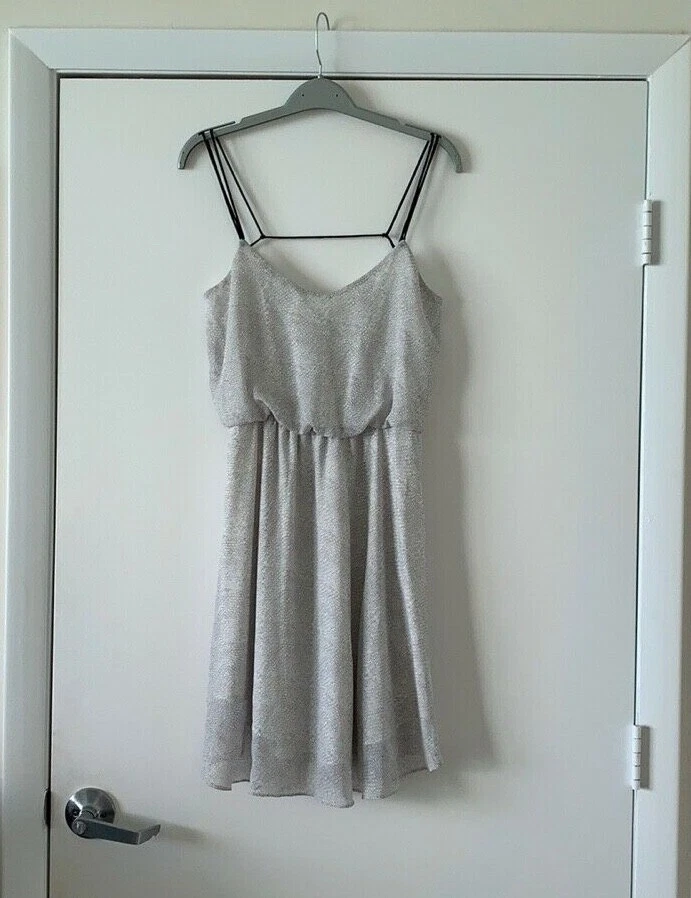 Sleeveless sundress
Opens in a new window or tab