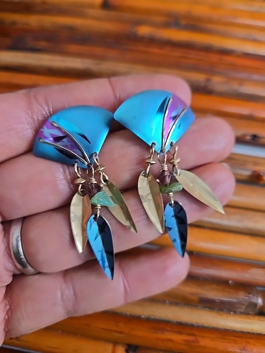 Beautiful Vtg Holly Yashi Purple niobium Gold Filled Pierce earrings