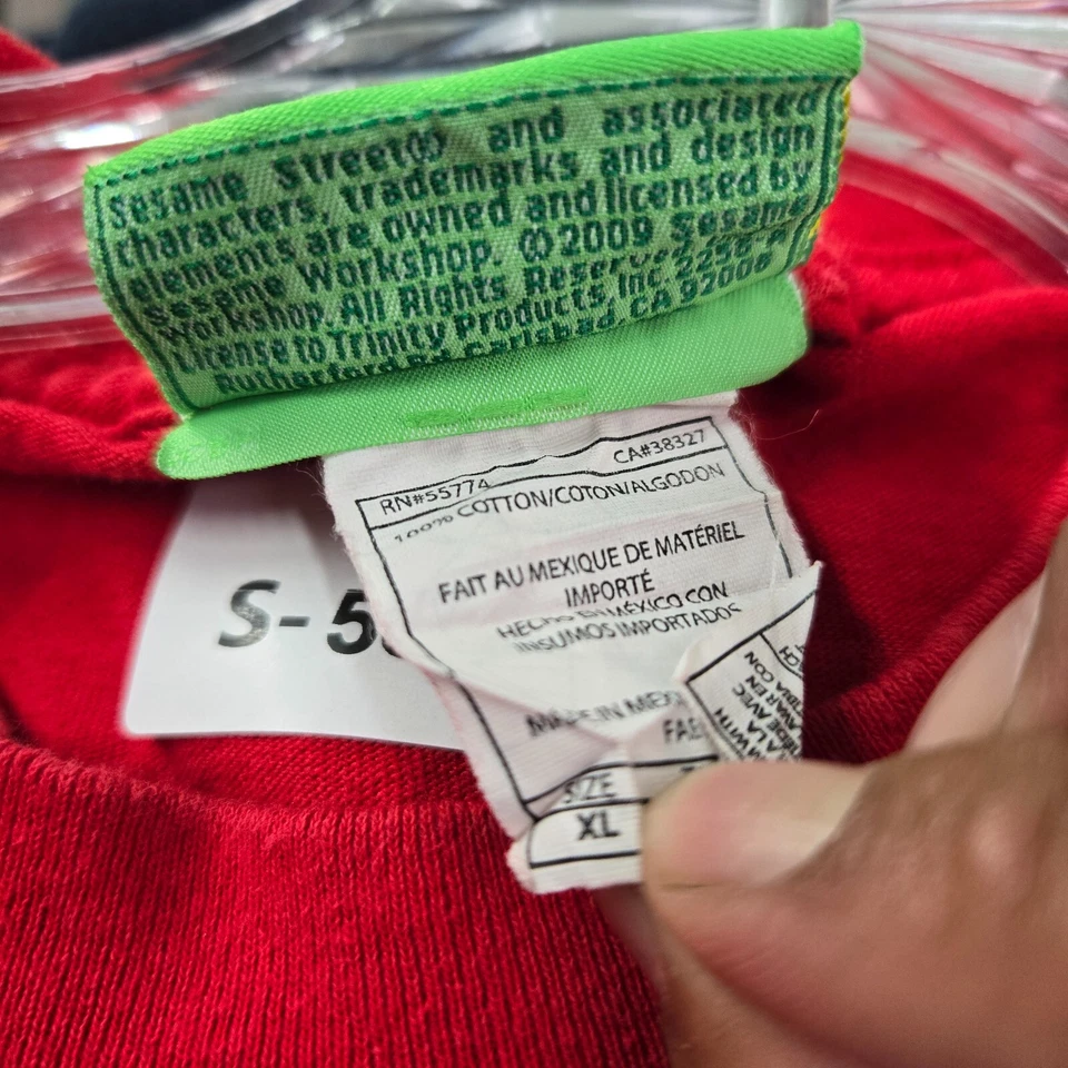 Camisa DE COLECCIÓN Plaza Sésamo Hombres XL Roja Feliz Navidad Desde la Calle Camiseta Y2K Foto 3 de 4