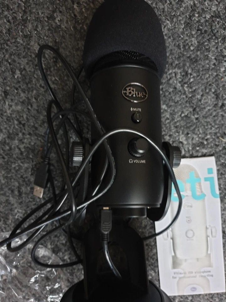 Yeti Blackout Ultimate USB Microphone for Professional Recording Used Once only - Image 3 of 4