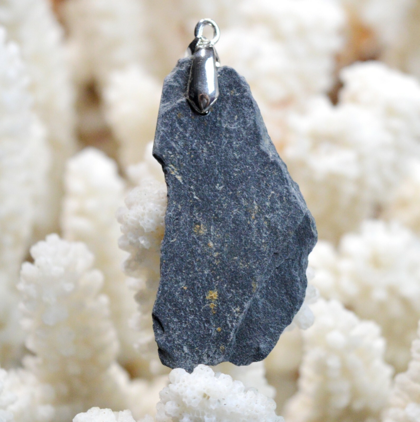 Pendentif ardoise bleue de Nozay 33 carats le bijou minéral pour vos tenues d'été
