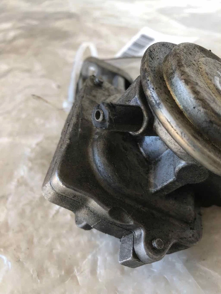 Mercedes Benz Clase C C300 2011 conjunto de válvula de recirculación de gases de escape EGR Foto 2 de 4