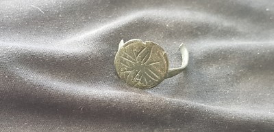 Super kleiner P.Med.Reliquie Ring Lünettenteil mit stilisiertem Stern von Bethlehem L111j