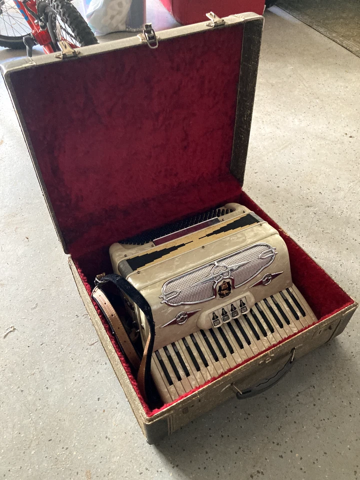 Castiglione Piano Accordion Ivory Vintage Made In Italy With Original Case - Image 3 of 4