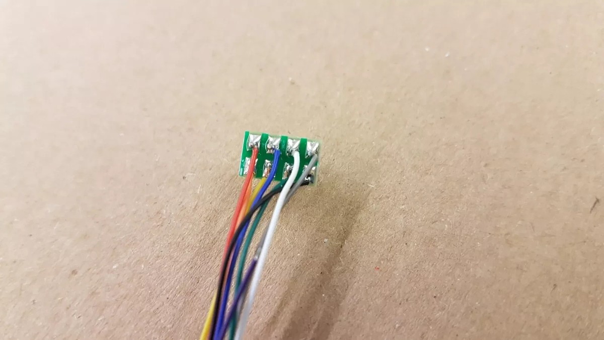 Décodeur digital micro 8 broches, NEM652 LokPilot 5 DCC - ESU59810