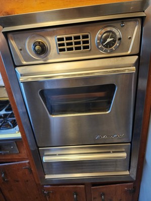 Modern Maid Wall oven. Antique and in well condition. Great performance