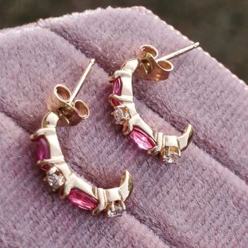 10K VINTAGE SOLID YELLOW GOLD RUBY & ZIRCON SMALL HALF HOOP EARRINGS - Picture 13 of 20