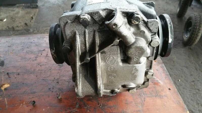 2001 - 2006 年宝马 325i 后轴差速器托架 AT 原始设备制造商 — 第 2/4 张图片