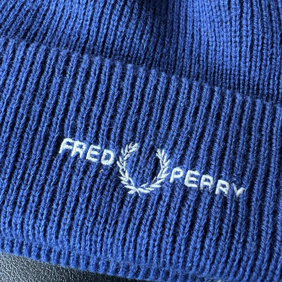 Gorro Fred Perry Gráfico Tejido Acanalado Azul Medieval Nuevo con Etiquetas Foto 2 de 4
